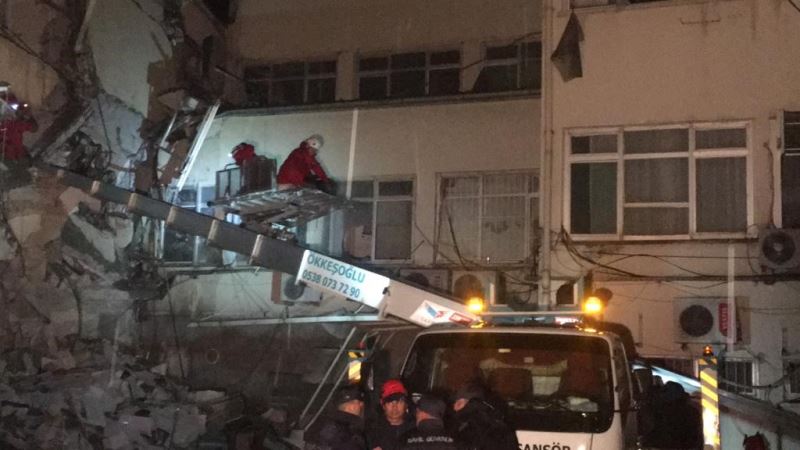 Depremde zarar gören hastanede mahsur kalan hemşire ve hastalar kurtarıldı
