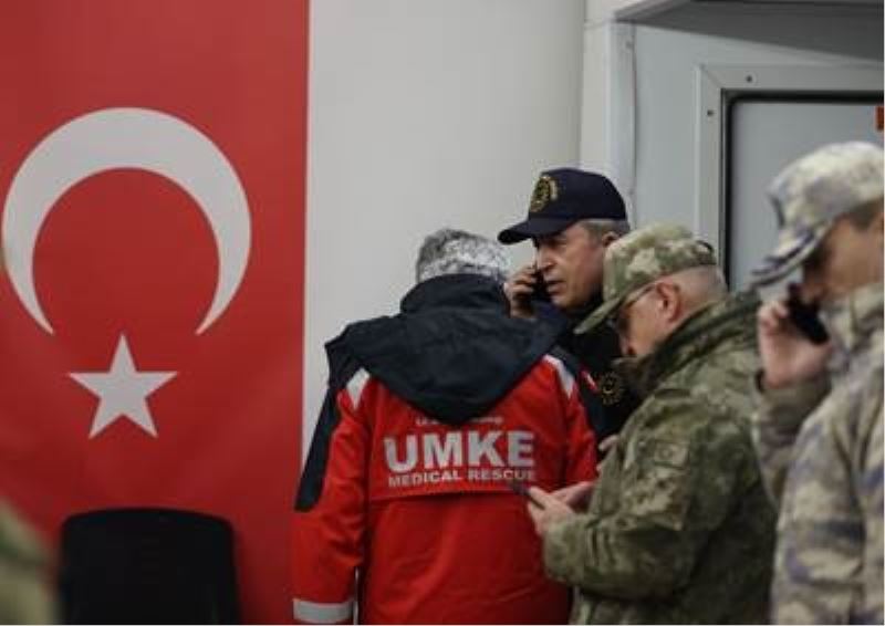 Bakan Akar: “17 uçakla İstanbul, İzmir ve Ankara’dan Gaziantep ve Adana’ya sürekli yardım uçuşları gerçekleştiriliyor”
