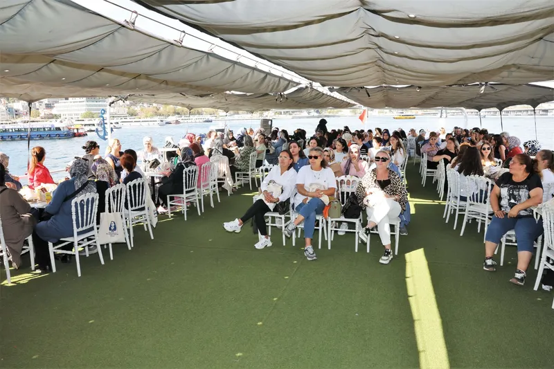 KÜÇÜKÇEKMECELİ KADINLAR İSTANBUL BOĞAZI