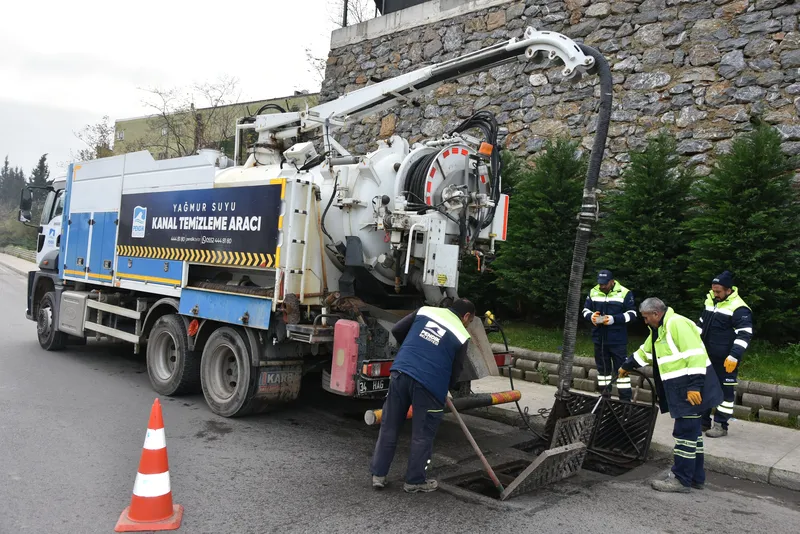 Pendik Belediyesi, kış öncesi yağmur suyu kanalları ve mazgallarda temizlik çalışmalarını yoğunlaştırdı